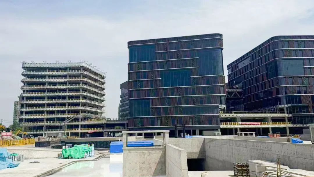 蔚建機(jī)器人“尖兵”集結(jié)，上海建工一建集團(tuán)力推“內(nèi)墻粉刷系列機(jī)器人”規(guī)模化應(yīng)用(圖1)