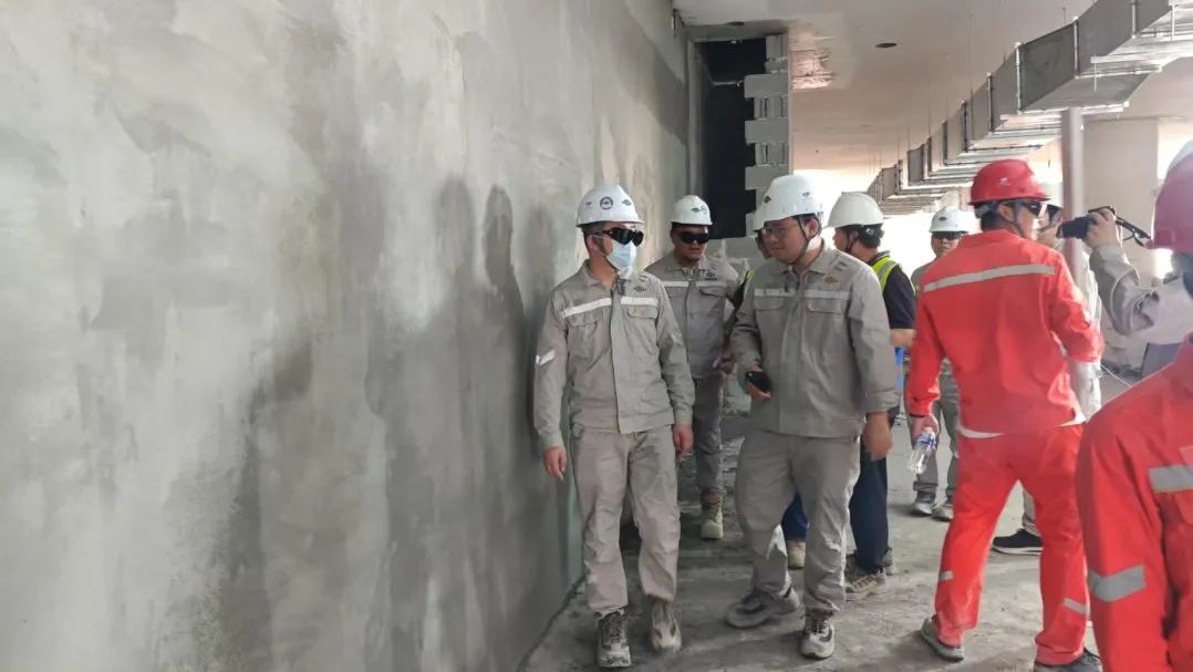 50℃高溫的沙漠地帶，蔚建抹灰機(jī)器人在阿聯(lián)酋“抹”出完美墻面(圖4)