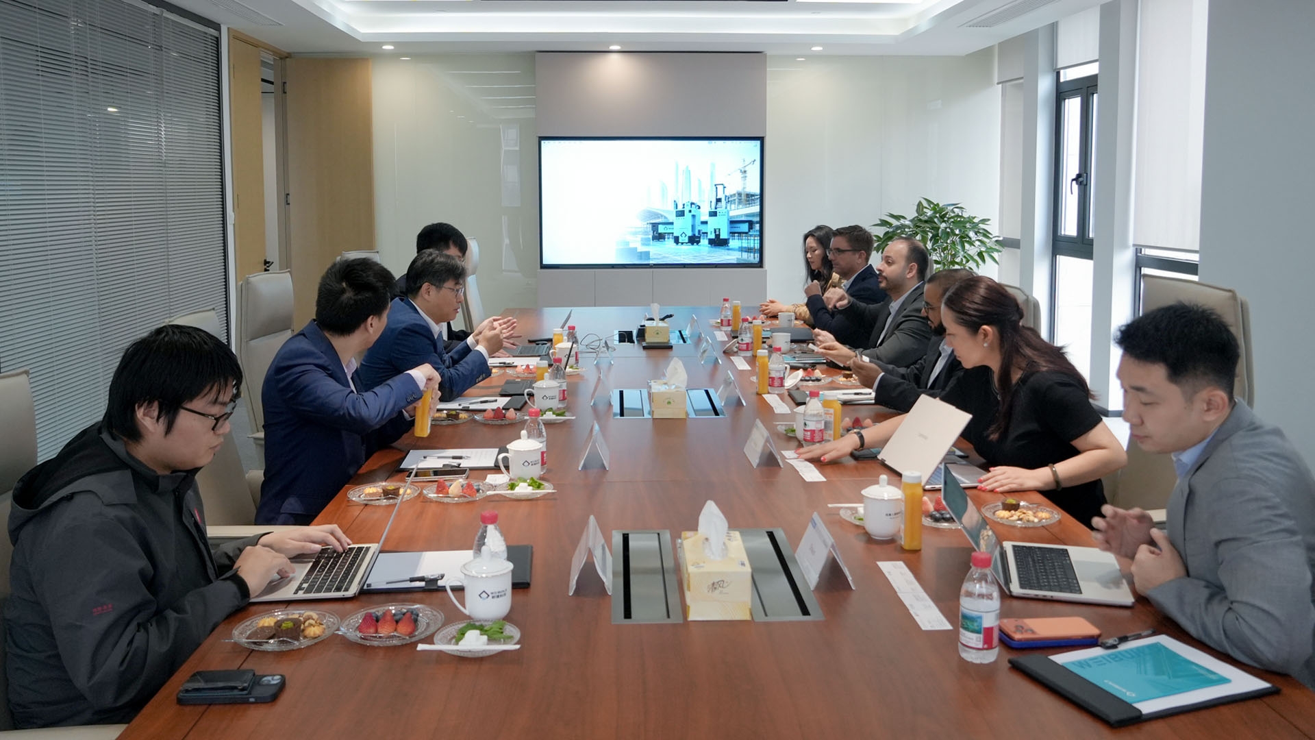 "Welcome to the Modon Holding UAE delegation visiting Shanghai Weijian Technology, jointly exploring new opportunities for regional cooperation in construction robotics!"(圖5)