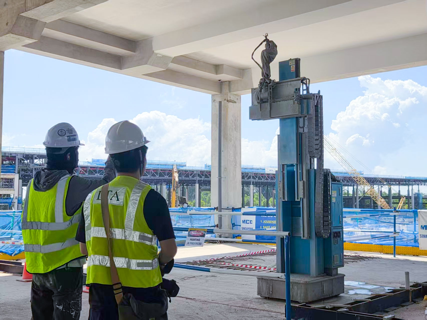 新加坡地鐵工程全面引入機器人，蔚建噴涂機器人在跨島線成功應用！